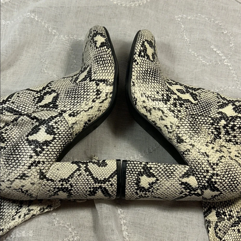 Unisa almost NEW Jaydi snake pattern thigh high heeled boots